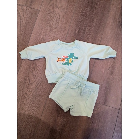 NWOT Tucker and Tate Size 3 months Alligator‎ Sweatshirt and Pintuck Shorts Set - Picture 2 of 3